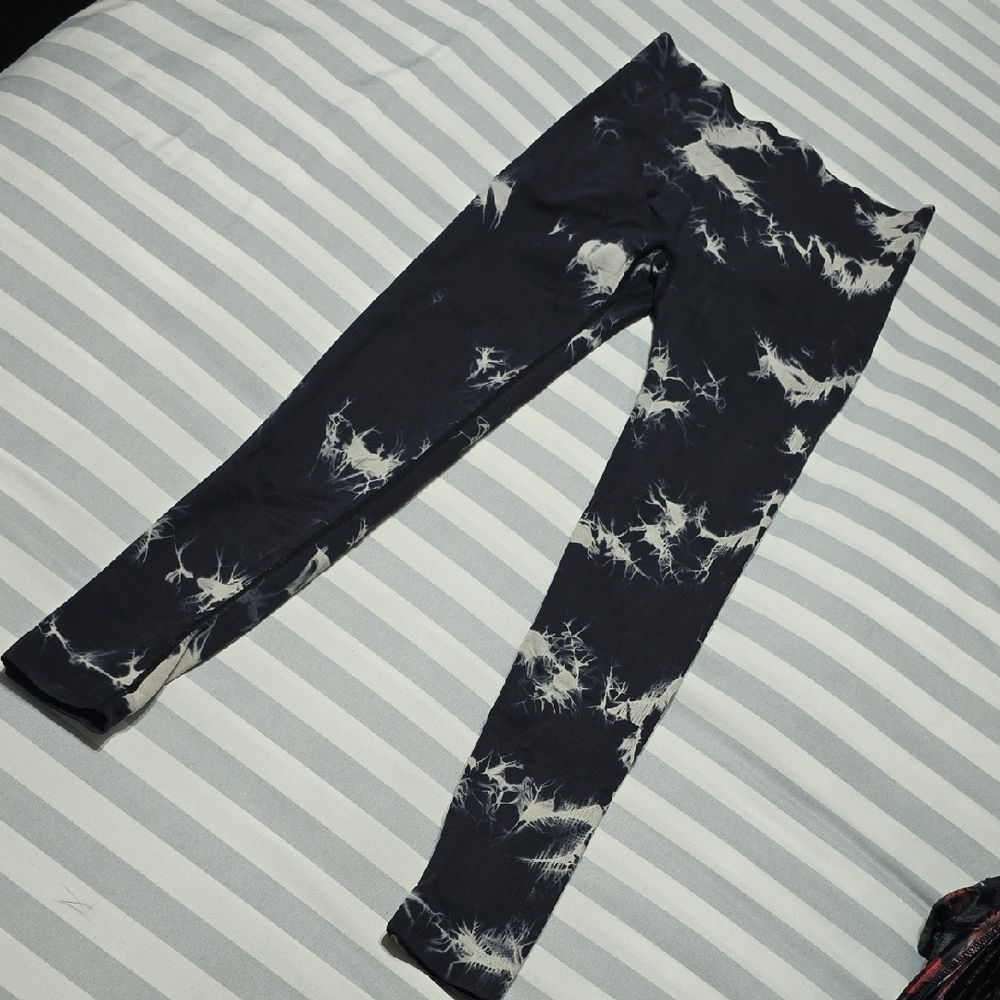 SCRUNCH BUTT Black and White Marble Leggings - Picture 2 of 6